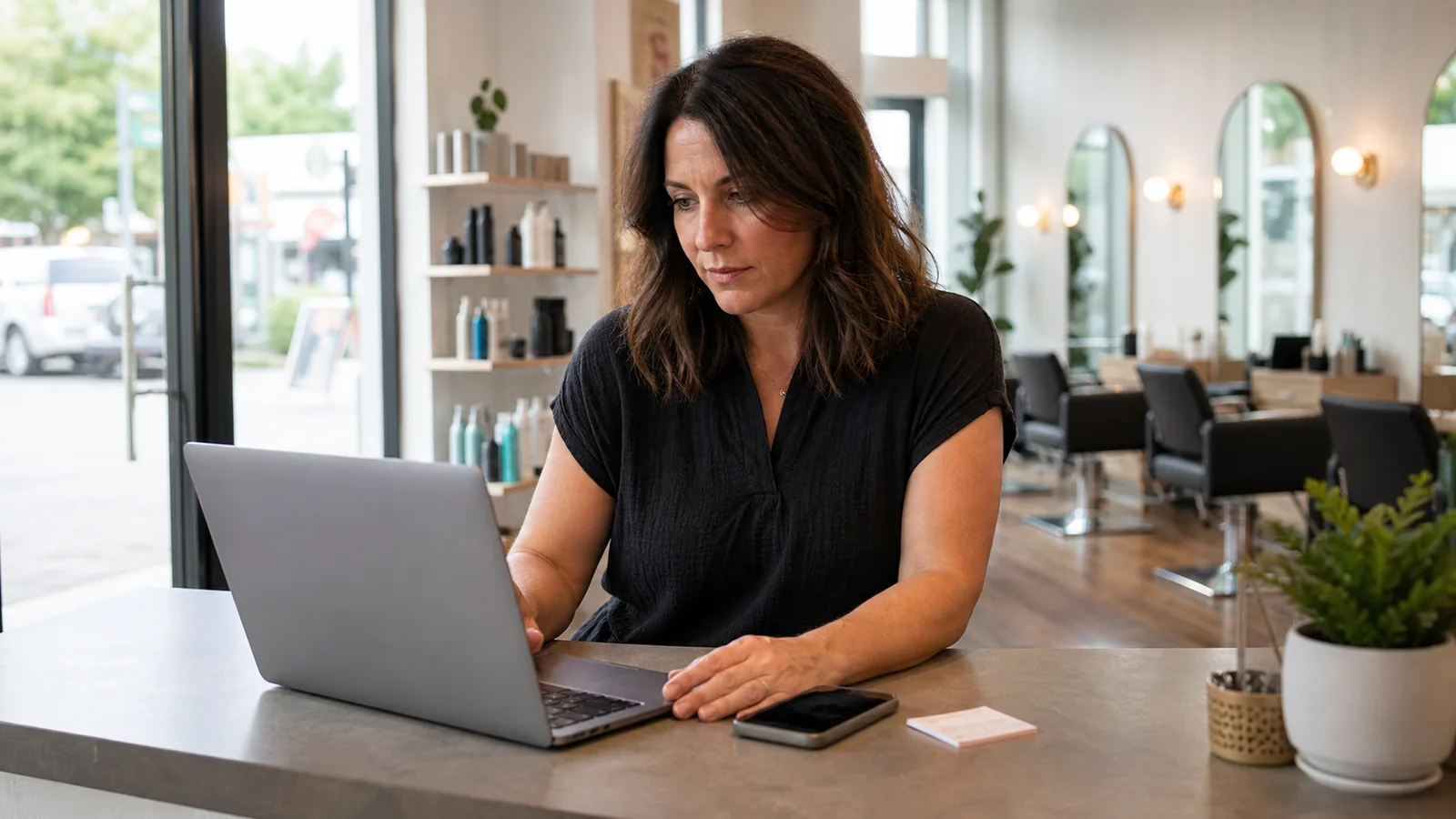 Une gerante de salon aux Etats-Unis compare les destinations capables de guider les clients locaux vers la bonne etape.